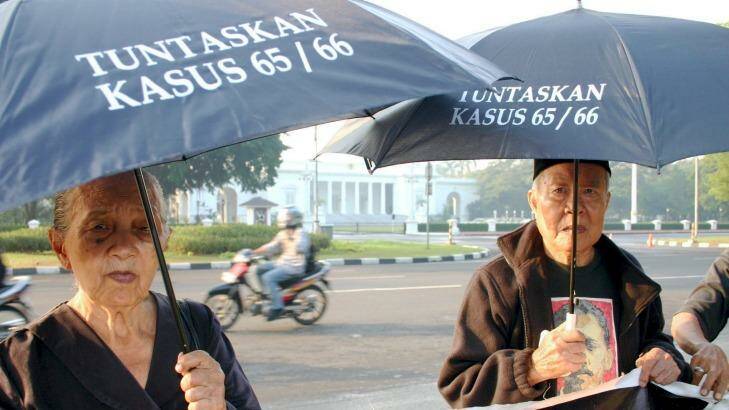 Sumini, left, and Anwar Umar, both 80, were victims of the 1965-66 anti-communist crackdown in Indonesia. Here they call for justice outside the presidential palace in Jakarta in 2009. Photo: Tom Allard
