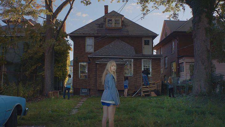 It Follows, a horror film written and directed by David Robert Mitchell, stars Maika Monroe, Keir Gilchrist and Olivia Luccardi.