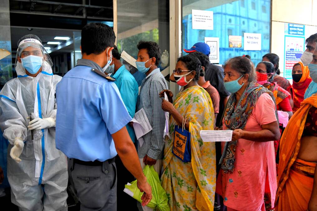 People with COVID-19 symptoms queue for an Antigen Test at a government hospital in Kolkata. Picture: Getty Images
